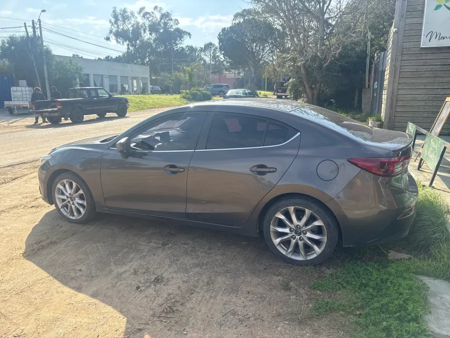 Mazda Mazda3 2015 para alquilar