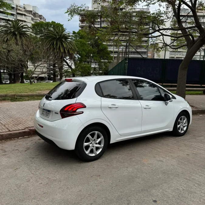 Peugeot 208 2017 — foto 3